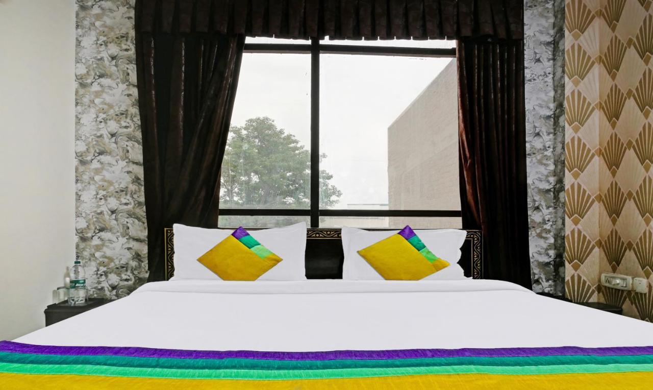 Itsy By Treebo - Ashoka Grand Hotel Váránaszi Kültér fotó