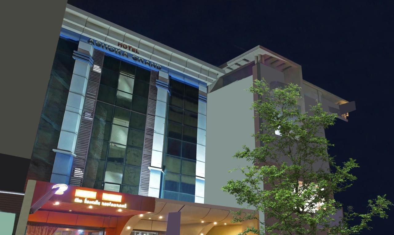 Itsy By Treebo - Ashoka Grand Hotel Váránaszi Kültér fotó